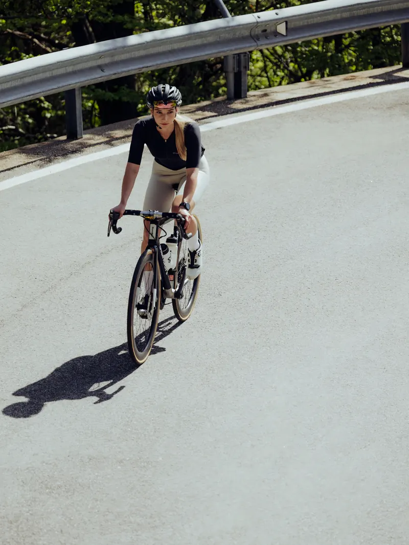 Lisa auf dem Rennrad am Pass